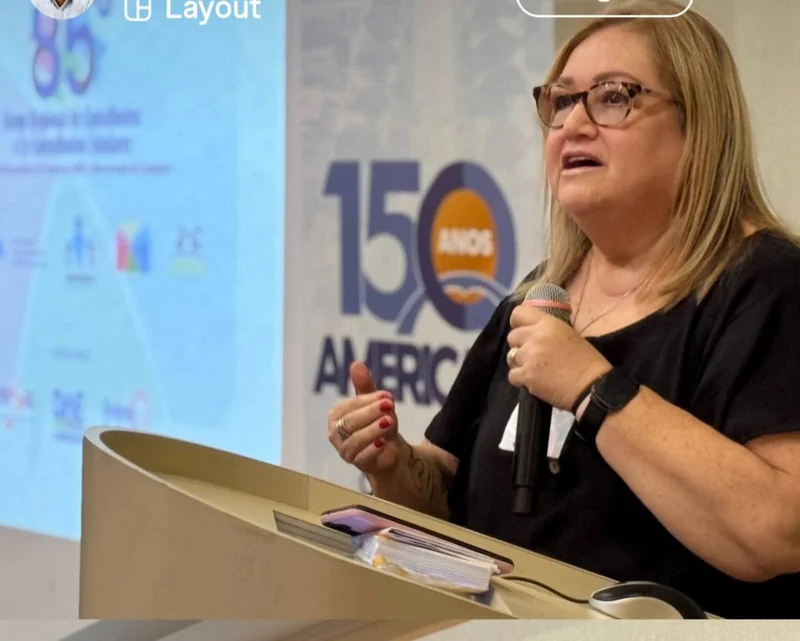 Sônia no púlpito em grande evento municipal